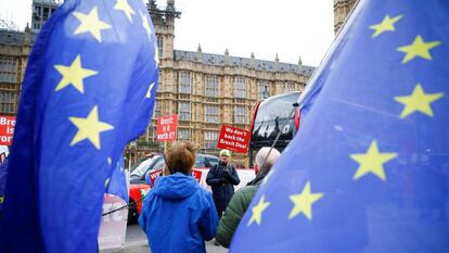 Manifestantes contrarios a la salida de Reino Unido de la UE, este miércoles frente al Parlamento británico.
