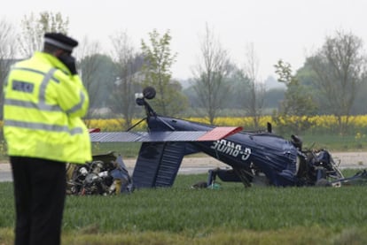 Un agente de policía, ante la avioneta estrellada en la que viajaba Nigel Farage, líder del Partido por la Independencia de Reino Unido.