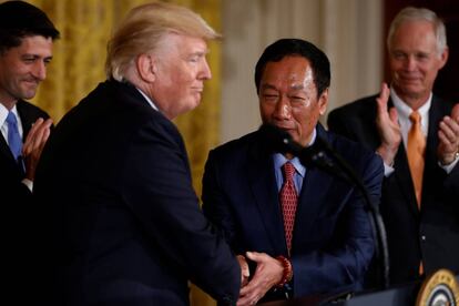 Apret&oacute;n de manos entre el Presidente Trump y m&aacute;ximo responsable de Foxconn Terry Gou durante el anuncio del acuerdo en la Casa Blanca. 