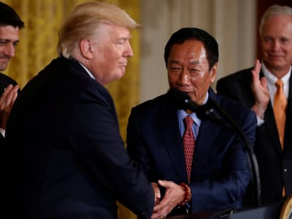 Apret&oacute;n de manos entre el Presidente Trump y m&aacute;ximo responsable de Foxconn Terry Gou durante el anuncio del acuerdo en la Casa Blanca. 