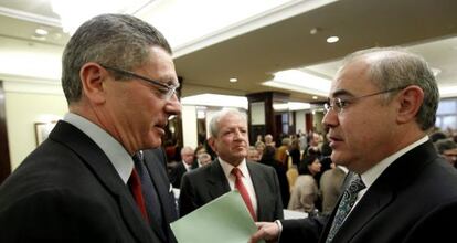 Alberto Ruiz-Gallard&oacute;n (i), conversa con el nuevo presidente de la APM, Pablo Llarena.