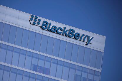 El logotipo de Blackberry, en una torre de oficinas en Irvine, California, en una imagen de archivo.