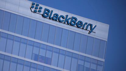 El logotipo de Blackberry, en una torre de oficinas en Irvine, California, en una imagen de archivo.
