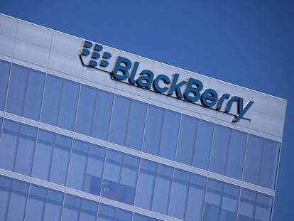 El logotipo de Blackberry, en una torre de oficinas en Irvine, California, en una imagen de archivo.