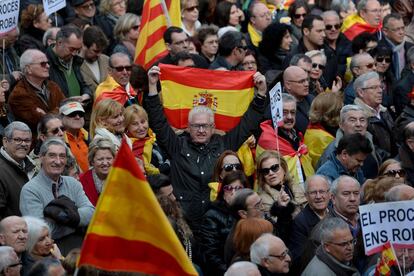 Un hombre porta una bandera española en una manifestación en apoyo a la unidad de España en Barcelona, el 31 de enero de 2016.