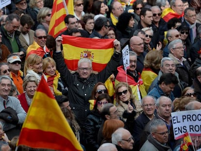 Un hombre porta una bandera española en una manifestación en apoyo a la unidad de España en Barcelona, el 31 de enero de 2016.