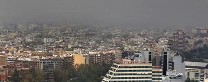 Una vista de la ciudad de Valencia cubierta por el humo. La imagen fue captada a mediodía de ayer desde la torre de Francia.