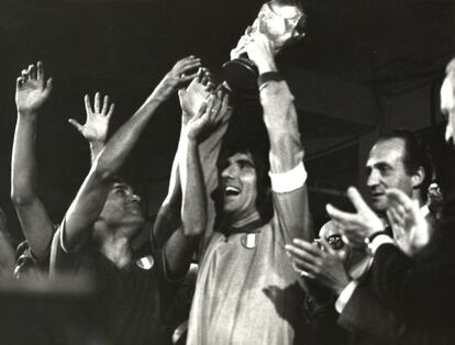 11 de julio de 1982. El portero y capitán Dino Zoff, de 40 años, que se convertía en el jugador de más edad en ser campeón del mundo es aplaudido por el rey Juan Carlos en la final ante Alemania en Madrid.