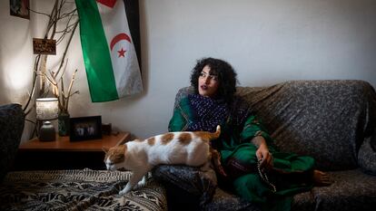 Zuein Embarek Musa, joven de origen saharaui, en su piso de Santiago de Compostela donde reside.