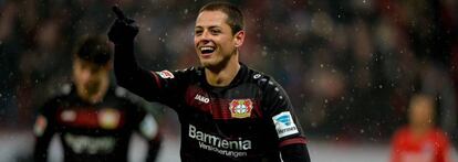 Chicharito celebra un gol con el Leverkusen.