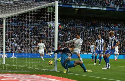 CR7 marca um gol contra o Deportivo La Coruña em um jogo da Liga espanhola, em 14 de fevereiro de 2015.