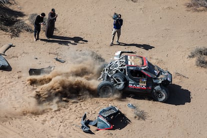 Sébastien Loeb y Fabian Lurquin en el accidente durante la tercera etapa del Rally Dakar 2025.