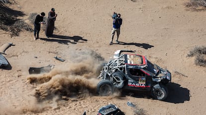 Sébastien Loeb y Fabian Lurquin en el accidente durante la tercera etapa del Rally Dakar 2025.