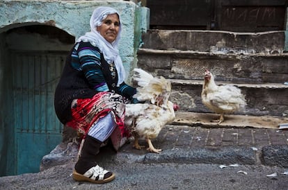 Sevval, 44 años. Mujer kurda del barrio de Tarlabasi. Este distrito se encuentra al lado del cosmopolita Eyoglu. La mayoría de las mujeres de este barrio nunca han ido a la escuela y llegan a este humilde vecindario e Estambul desde las zonas del sudeste de Turquía.