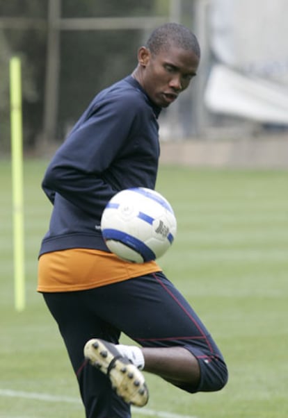 Eto&#39;o juguetea con la pelota en el entrenamiento de ayer.