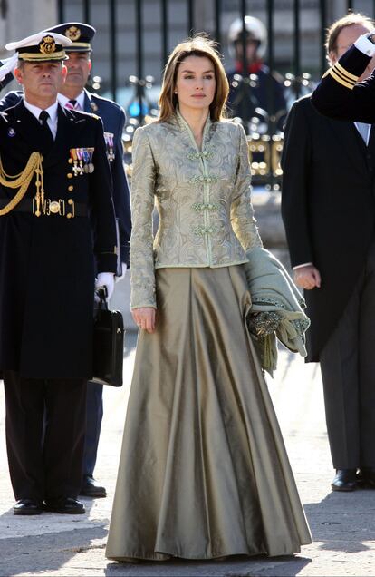 Por tercer año consecutivo, doña Letizia lució esta chaqueta verde con bordados de Lorenzo Caprile. En cambio, la falda —del mismo diseñador— era el segundo año que se la ponía para la Pascua Militar.