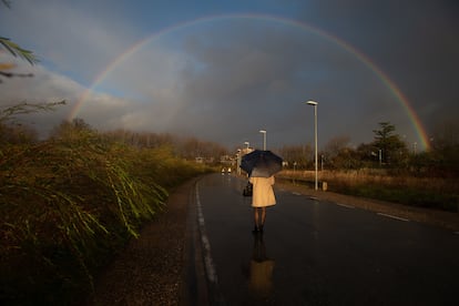 Una mujer bajo el arco iris, el pasado viernes sobre Pamplona.