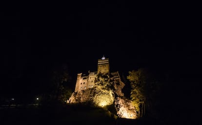 El Castillo de Bran iluminado en la noche.