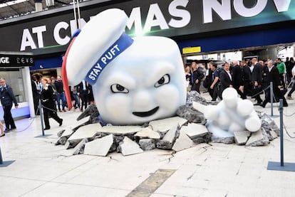 Hombre de Malvavisco gigante en la estación de Waterloo, Londres