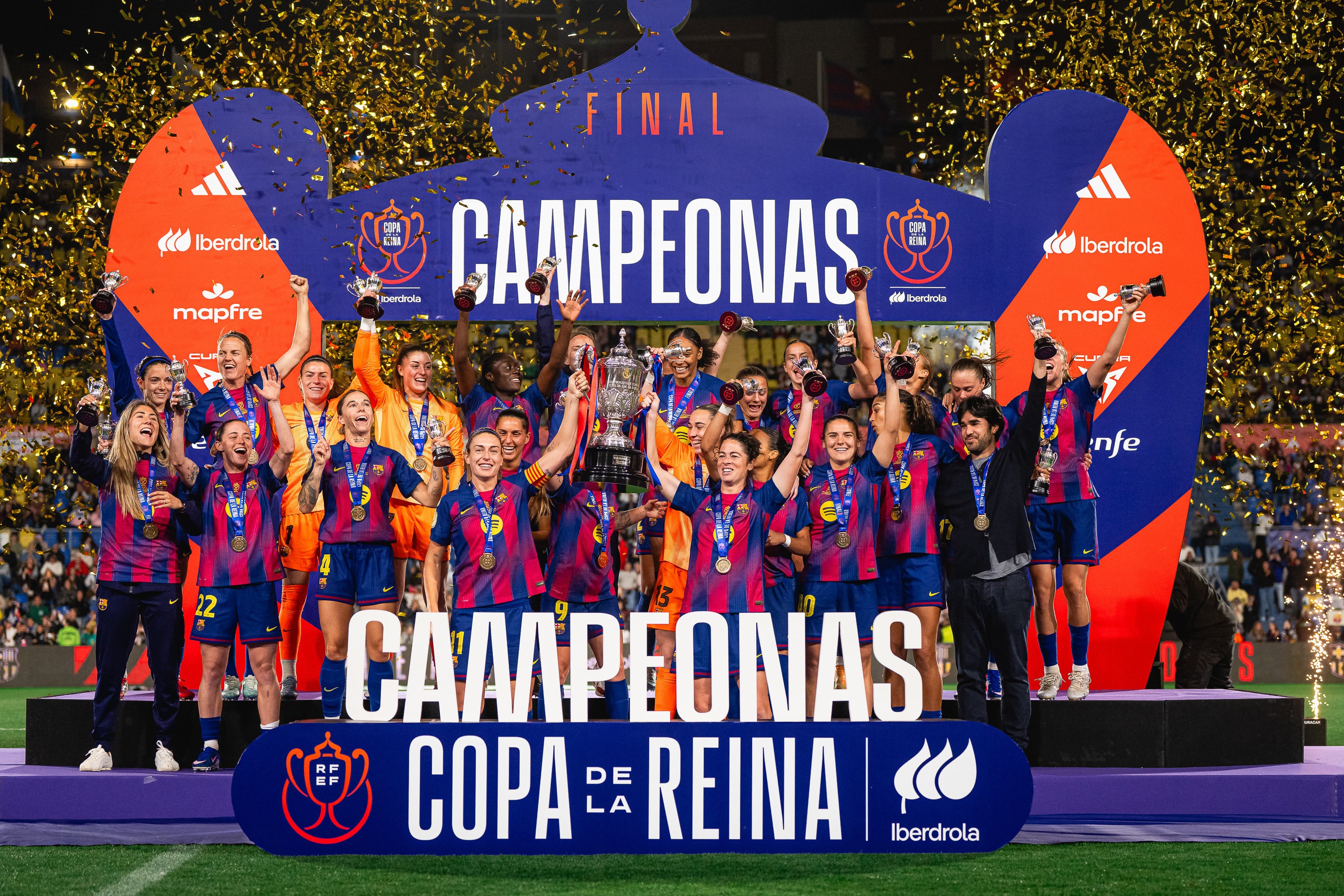 El Barcelona alza la Copa de la Reina y también va a por la Champions