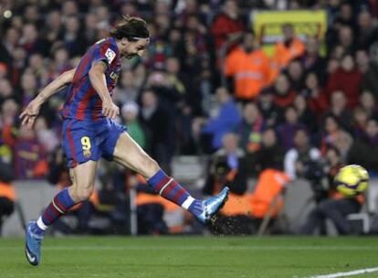 Ibrahimovic golpea el balón y consigue el gol del triunfo del Barcelona.