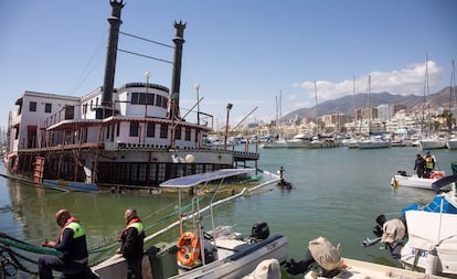 El 'USS Willow', medio hundido en el puerto de Benalmádena.