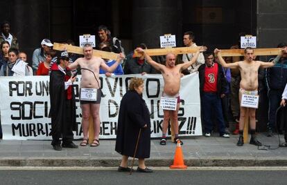 Un momento de la protesta de los colectivos sociales ante la sede del PNV en Bilbao.