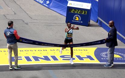 Obiri cruza la última línea ganadora en Boston de nuevo.