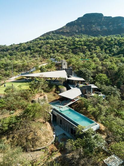 En una propiedad de más de 1.100 m2, la Casa de las tres corrientes, en India, ha sido ideada por el despacho de Kamal Malik. Los arquitectos han aprovechado la topografía del terreno, la luz del bosque y los profundos barrancos que descargan agua para incrustar la vivienda y adecuarla al lugar. Las zonas comunes se encuentran suspendidas en el aire, y las privadas dentro del bosque.