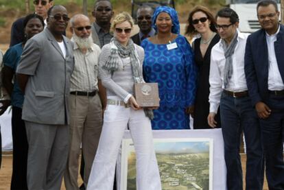 Madonna, en Malaui con miembros de su fundación y representantes del Gobierno.