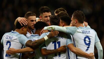 Los jugadores de Inglaterra celebran el primer gol del partido.