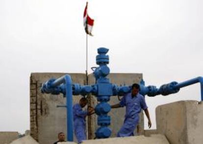 Trabajadores petroleros iraquíes realizan obras de mantenimiento en una válvula de un oleoducto en la ciudad de Bsara, ciudad al sur de Bagdad (Iraq). EFE/Archivo