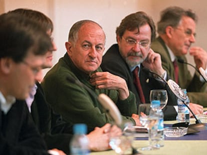 Juan Goytisolo, entre José María Ridao, Juan Luis Cebrián y Santos Juliá.