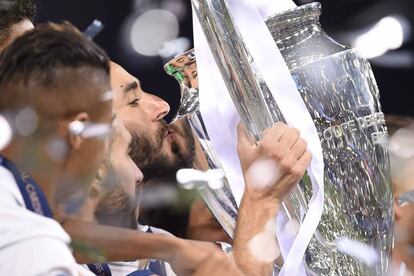 Benzema besa la Copa de Europa en el estadio de Cardiff.