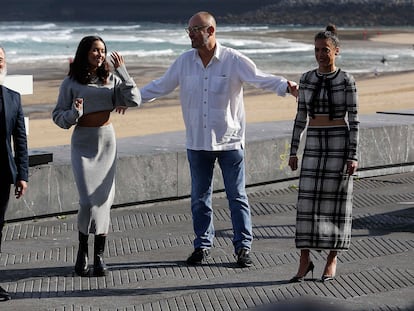 El elenco y el reparto de 'La hija', de Manuel Martín Cuenca, en San Sebastián. El director, de blanco, con Javier Gutiérrez, Patricia Lopez Arnaiz y Irene Virguez.