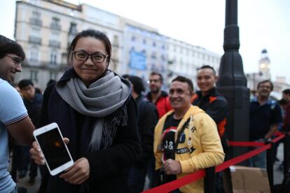 Desde la madrugada de este viernes, los primeros compradores españoles ya tienen en sus manos el ansiado iPhone 6. 