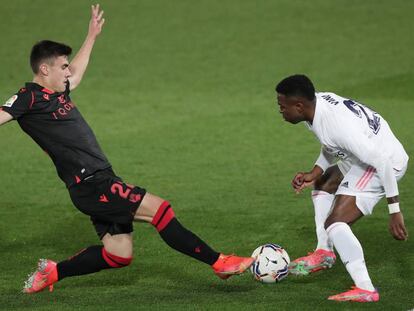 Jugadores del Real Madrid y la Real Sociedad pugnan por un balón en el partido disputado entre ambos equipos este lunes.