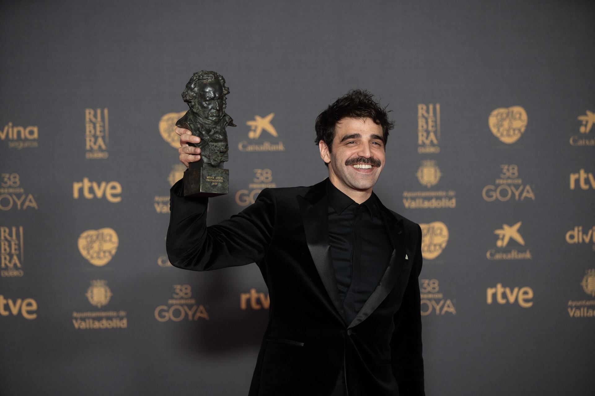 David Verdaguer alza el Goya a mejor actor protagonista por 'Saben aquell', durante el 'photocall'.