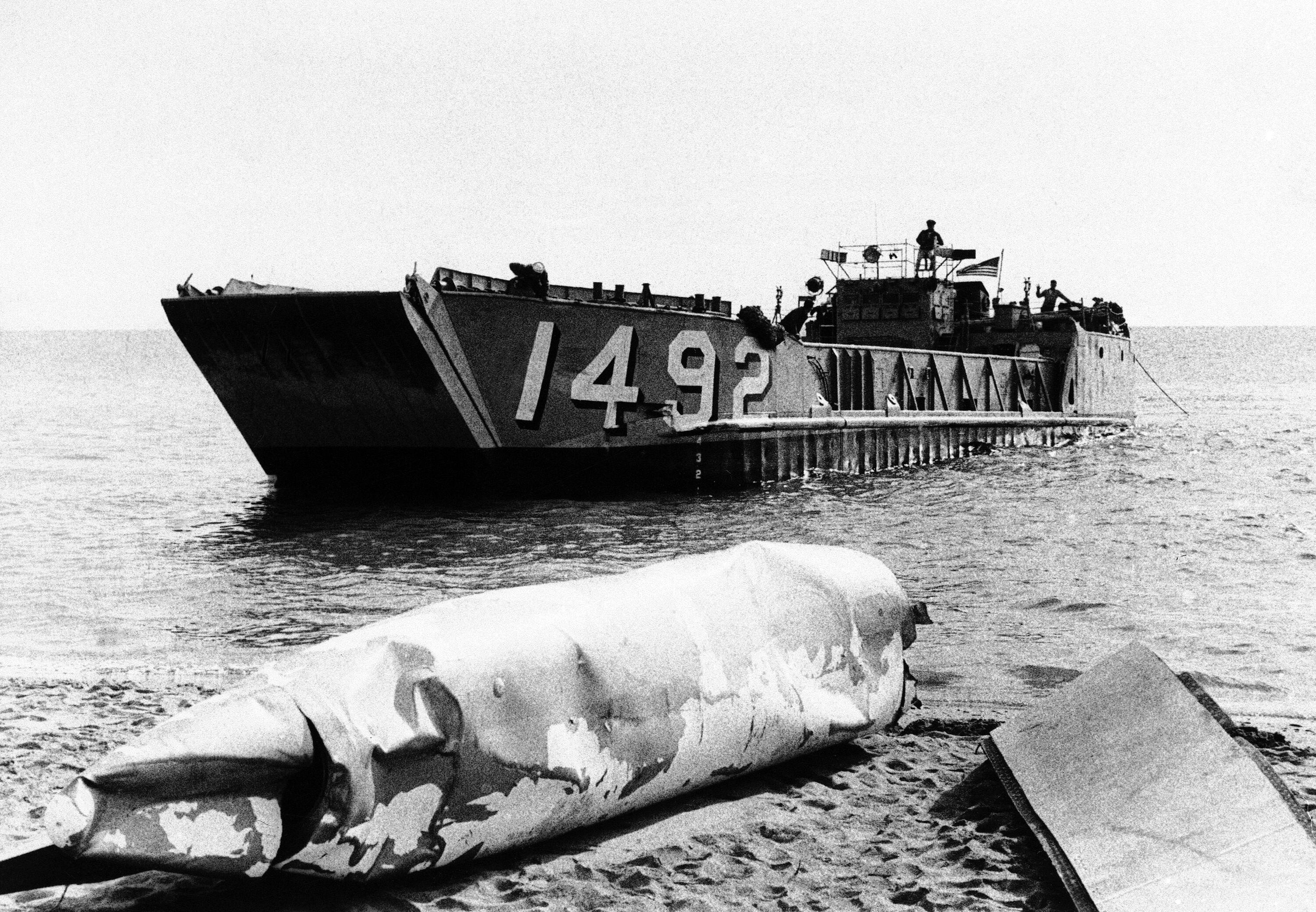 Una de las lancha de EE UU que participaron en las labores de búsqueda de las bombas y limpieza de la zona en 1966.