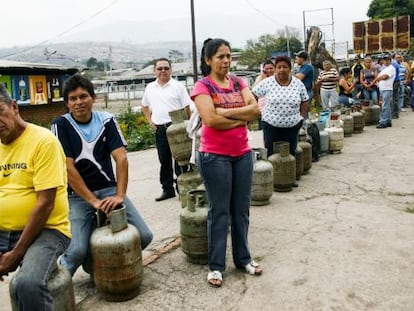Un grupo de personas espera para comprar gas en San Crist&oacute;bal.