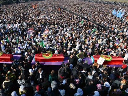 Decenas de miles de personas acuden al funeral de las tres activistas kurdas asesinadas en Par&iacute;s, el jueves en Diyarbakir.