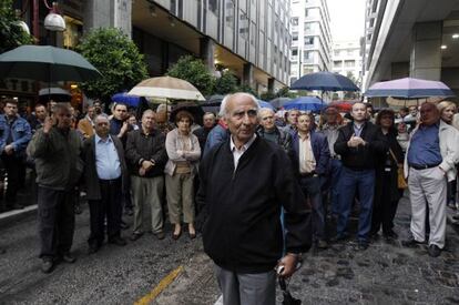 Manifestantes frente al ministerio de Finanzas griego, hoy en Atenas.