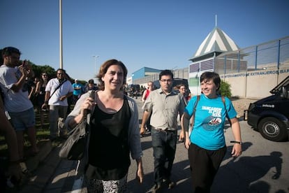 Ada colau, Gerard Pisarello y Laia Ortíz, ayer ante el CIE de la Zona Franca.