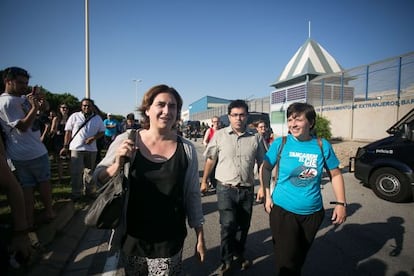 Ada colau, Gerard Pisarello y Laia Ort&iacute;z, ayer ante el CIE de la Zona Franca.