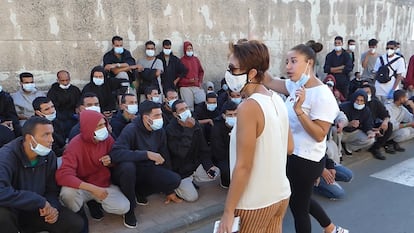 Immigrants evacuated from the port of Arguineguin with Mayor Onalia Bueno.
