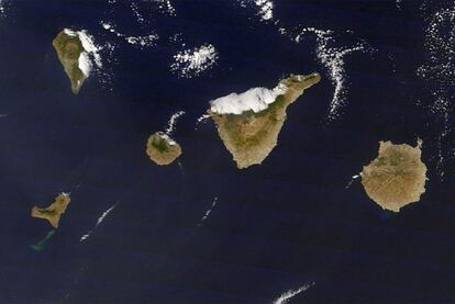 Fotografía de satélite facilitada por la NASA que muestra las manchas volcánicas junto a El Hierro.