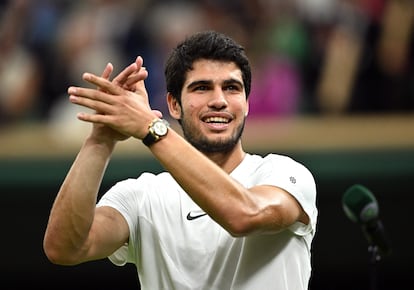 Alcaraz celebrates his victory against Medvedev at center court in London. 