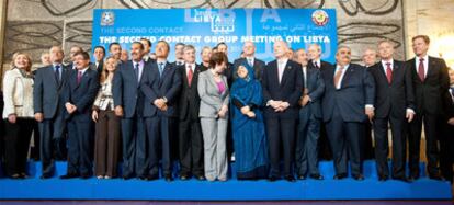 La secretaria de Estado de EE UU, Hillary Clinton, con el llamado Grupo de Contacto en la sede del Ministerio de Asuntos Exteriores italiano, ayer en Roma.