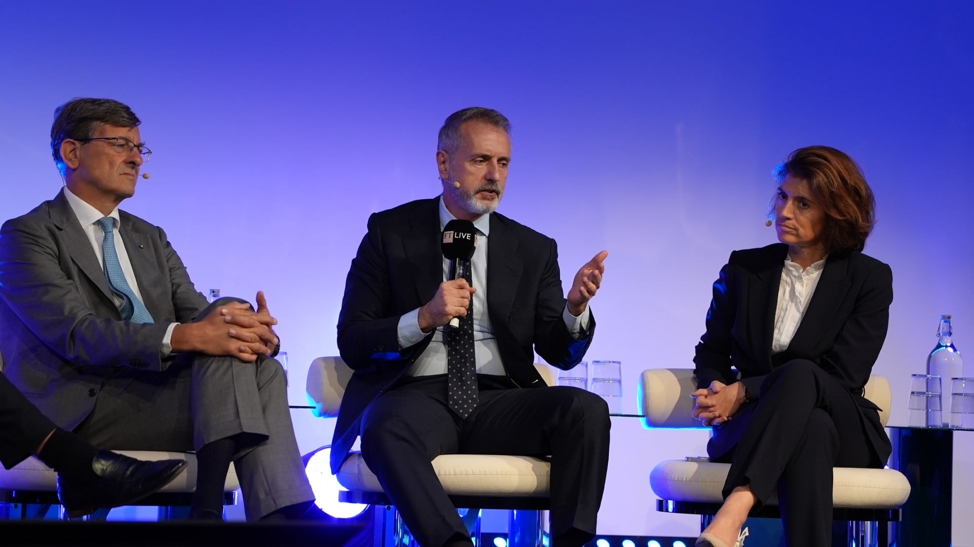 Marc Murtra (centro) junto a Vittorio Colao (exCEO de Vodafone) y Christel Heydemann  (CEO de Orange), en las jornadas organizadas por FT en Bruselas.