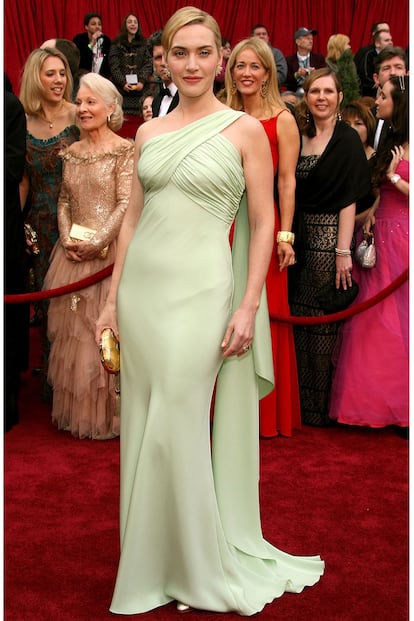 Kate Winslet, en la edición de 2007, luciendo un vestido de inspiración griega firmado por Valentino. Discreta y elegante. Acudía nominada por su trabajo en 'Juegos secretos'. 